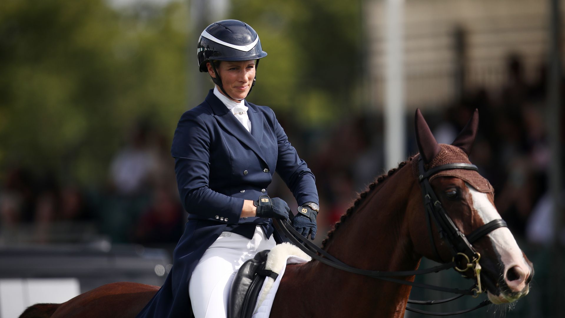 Zara Tindall supported by dad Captain Mark Phillips at horse trials ...