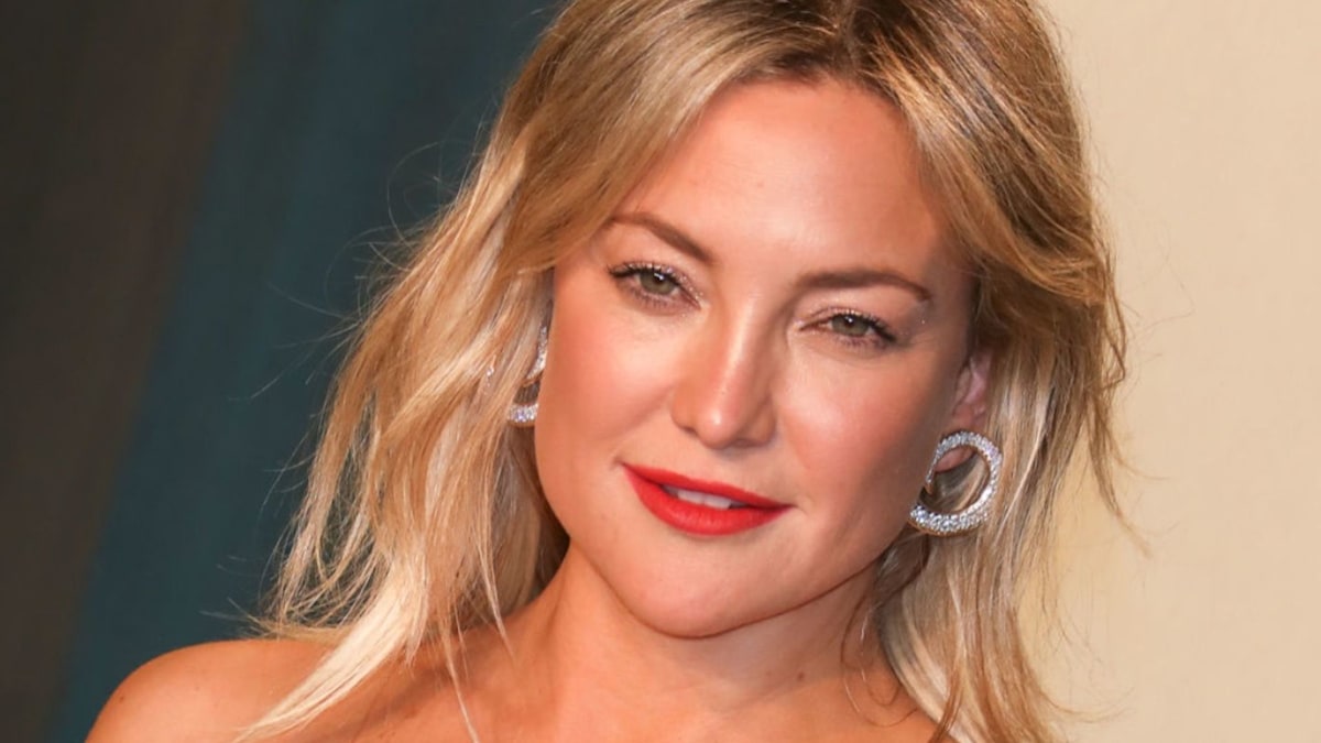 Kate Hudson shows off incredible abs in tiny workout gear