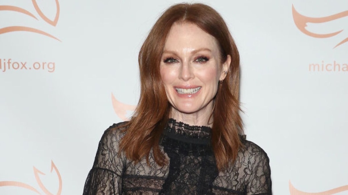 Julianne Moore shares poolside selfie and fans go wild | HELLO!
