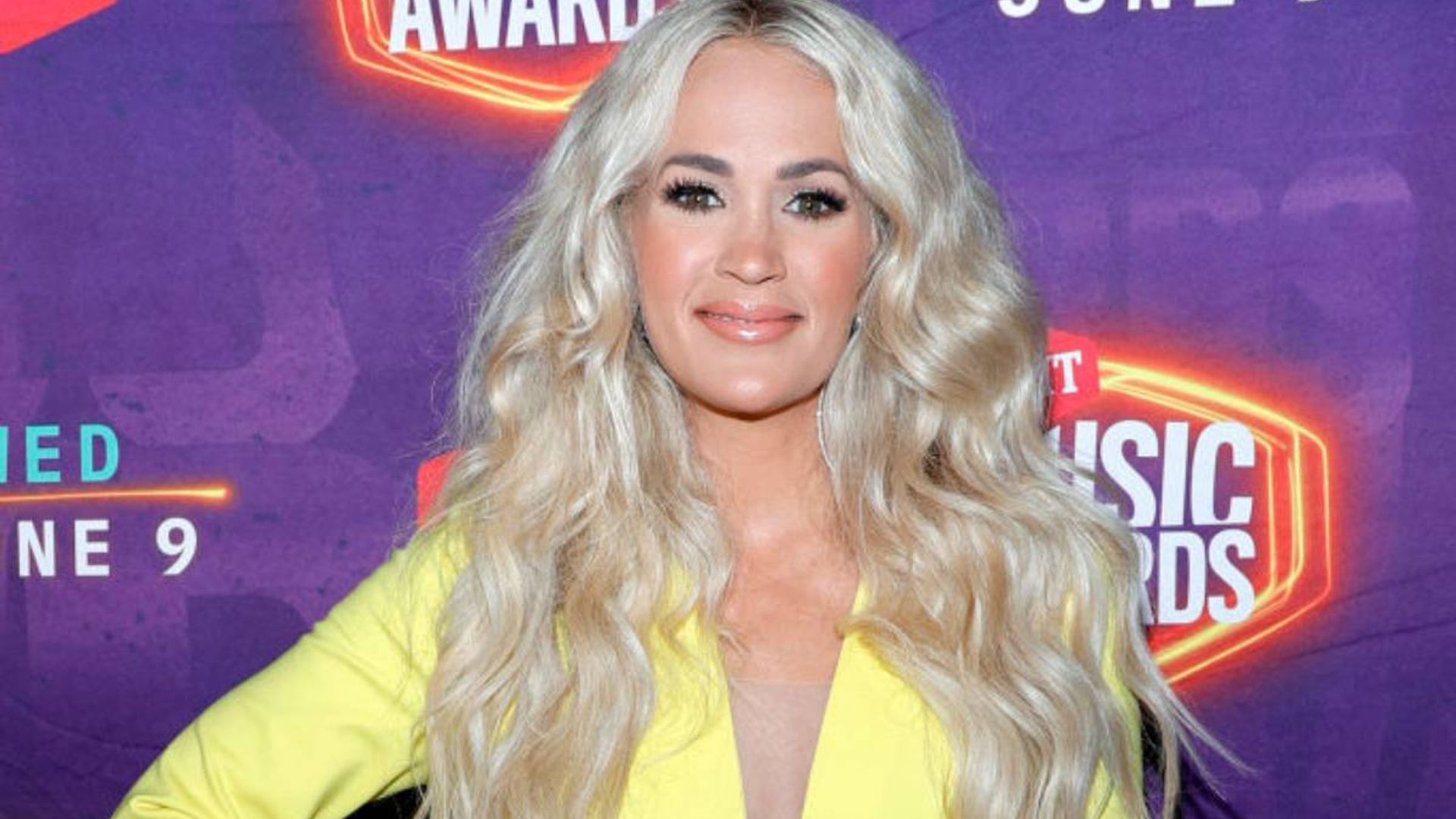 Carrie Underwood's Best Blonde Wavy Hair Looks - wide 4