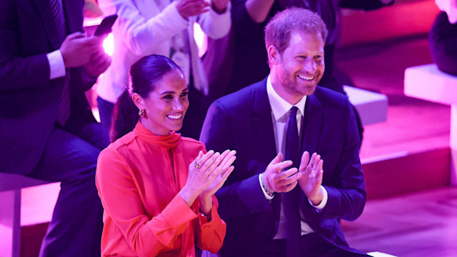 Harry and Meghan clapping at One Young World Summit