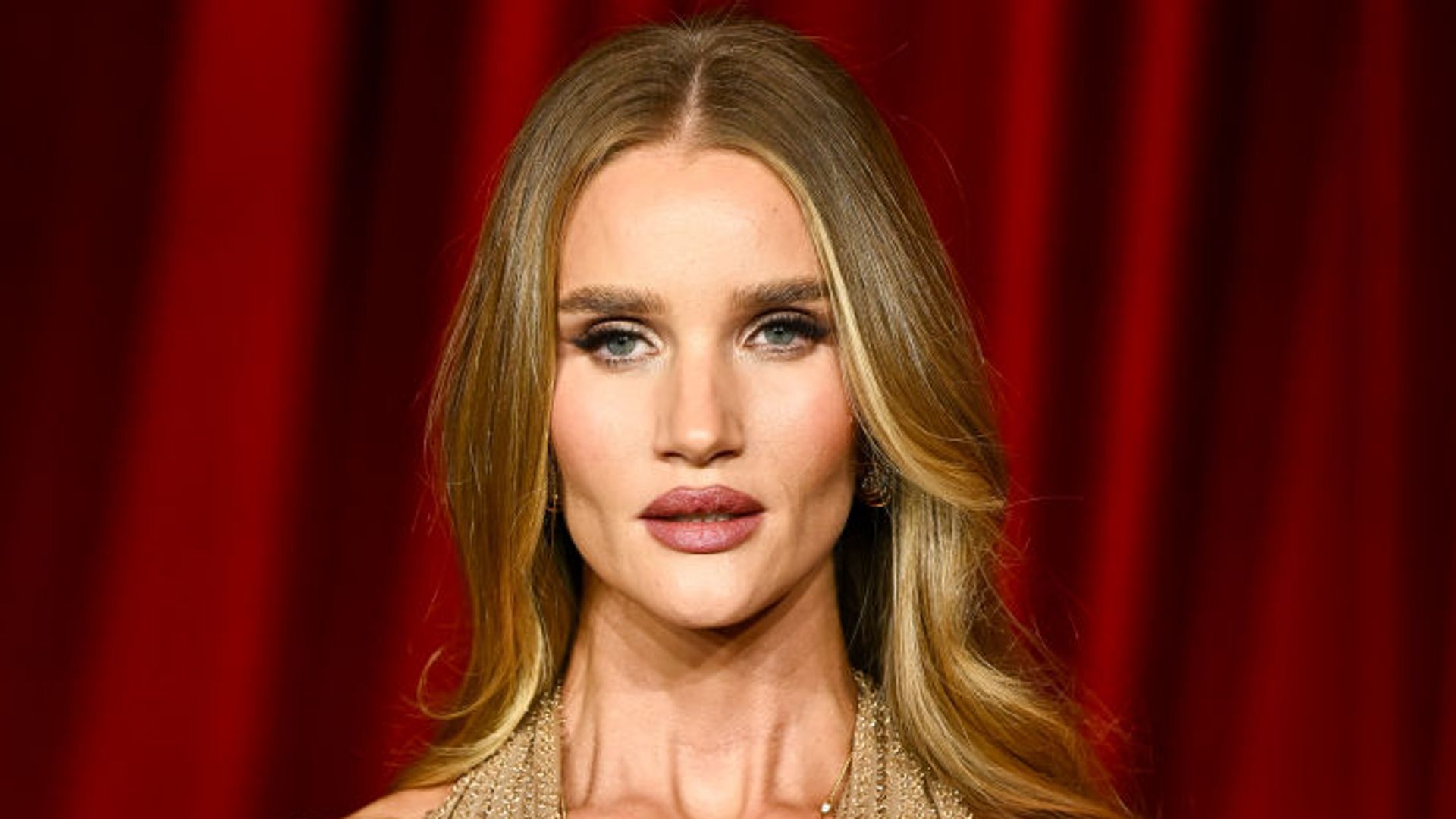 Rosie Huntington-Whiteley’s pearlescent Paris Fashion Week glam is simply to die for