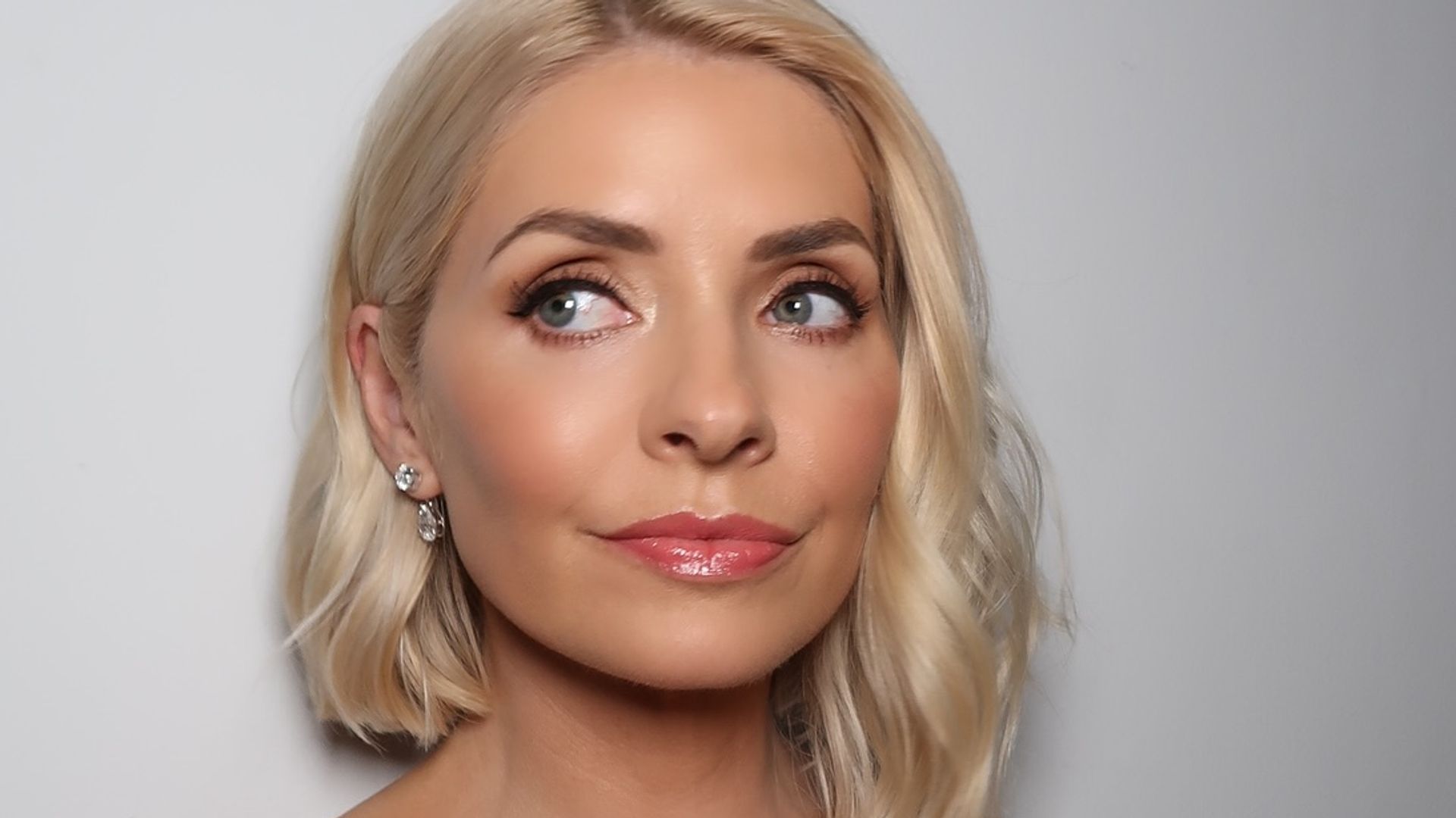 Holly Willoughby is seriously 'unbelievable' in figure-sculpting dress