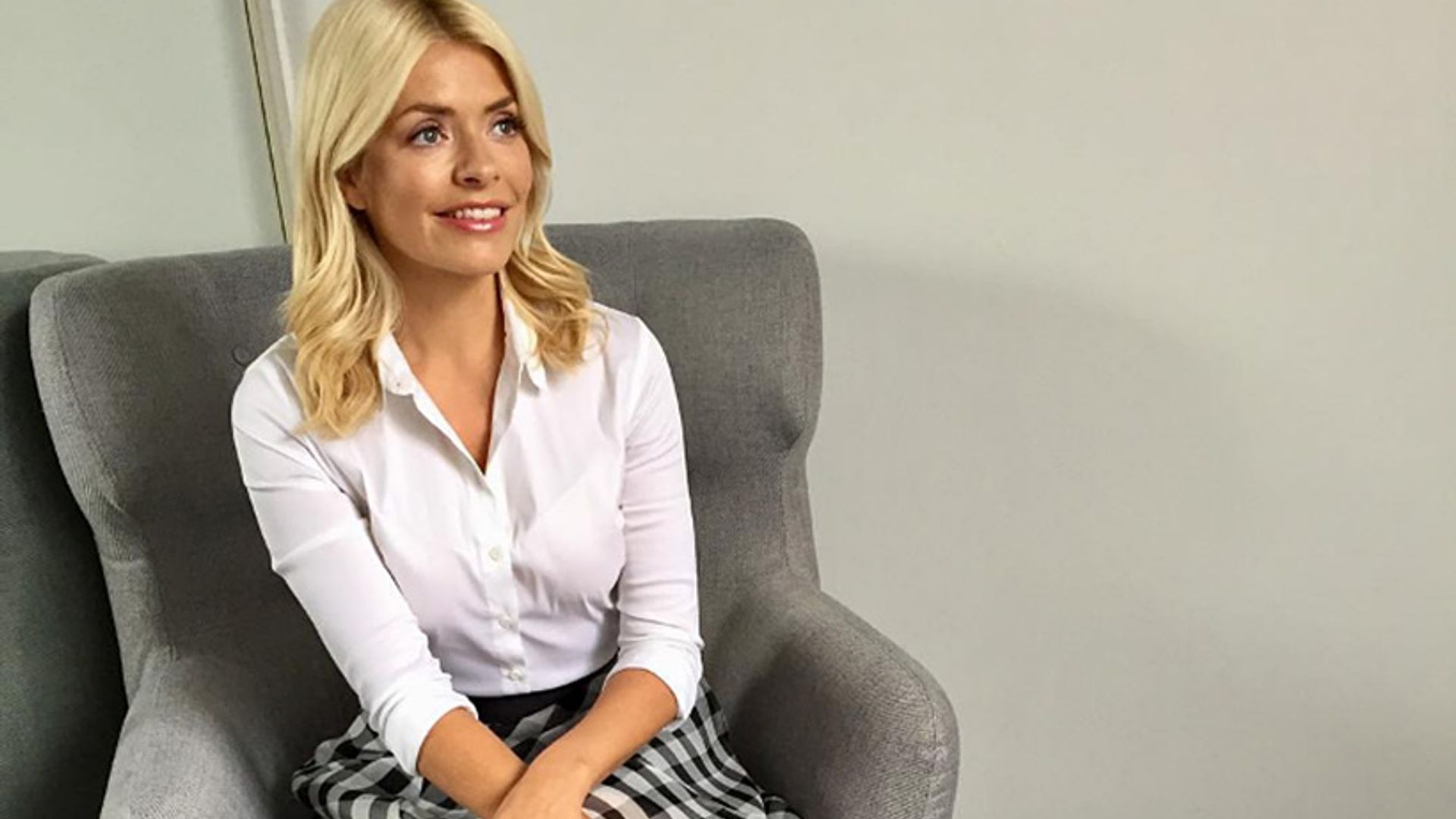 Holly Willoughby rocks the summer gingham trend in a £109 midi skirt ...