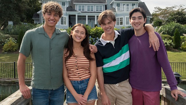 Gavin Casalegno, Lola Tung, Christopher Briney and Sean Kaufman pose by the beach house 