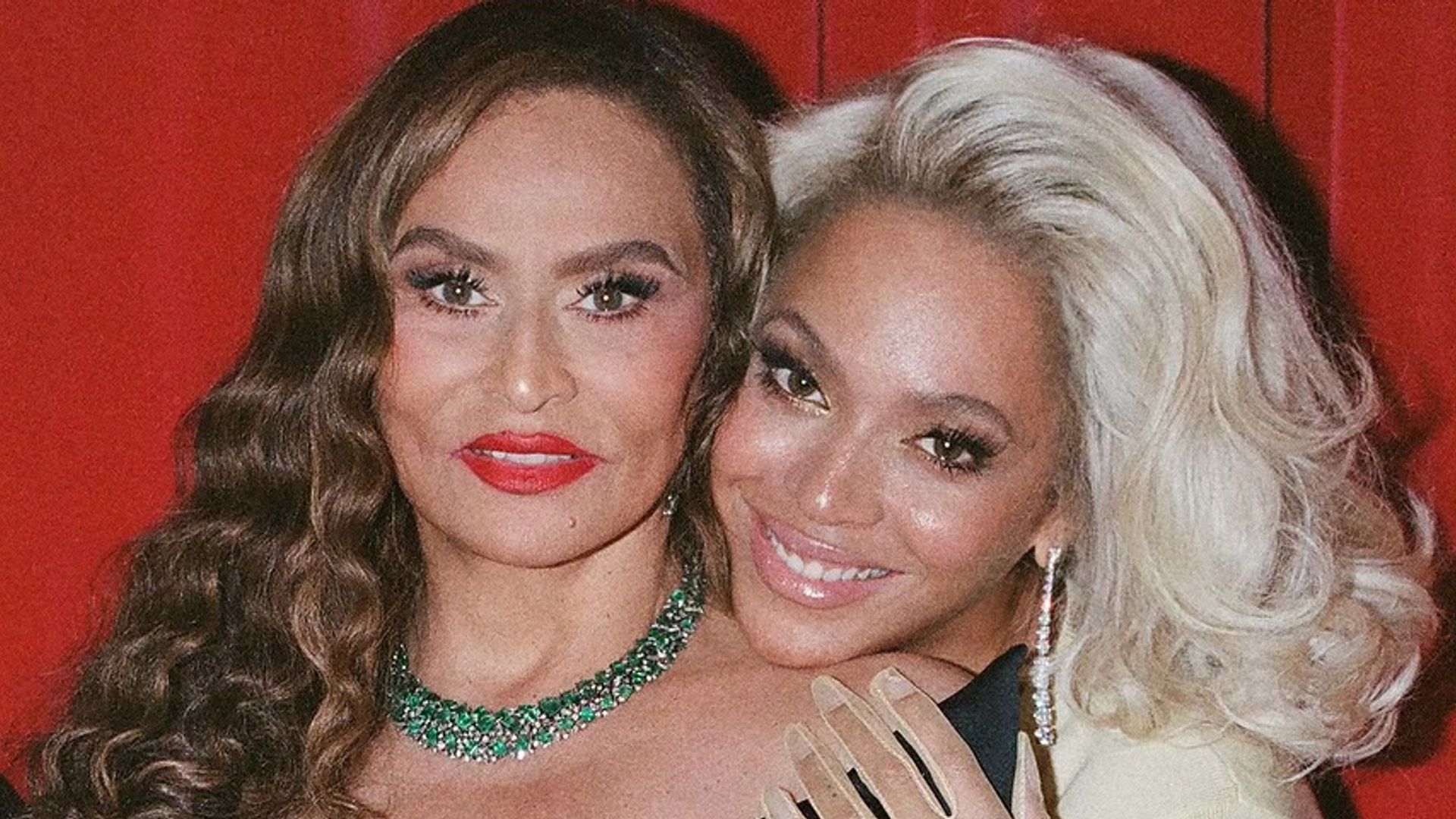 Beyoncé and her mother look like sisters in new pictures