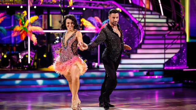 Amanda Abbington and Giovanni Pernice dance the salsa in week two