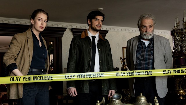 Ayse Farsakoglu (Yasemin Kay Allen), Mehmet Suleyman (Ethan Kai), Cetin Ikmen (Haluk Bilginer)