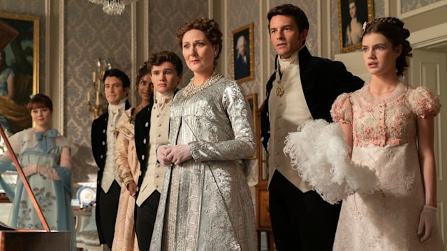 Claudia Jessie as Eloise Bridgerton, Luke Thompson as Benedict Bridgerton, Simone Ashley as Kate Sharma, Will Tilston as Gregory Bridgerton, Ruth Gemmell as Lady Violet Bridgerton, Jonathan Bailey as Anthony Bridgerton, Florence Hunt as Hyacinth Bridgerton in Bridgerton