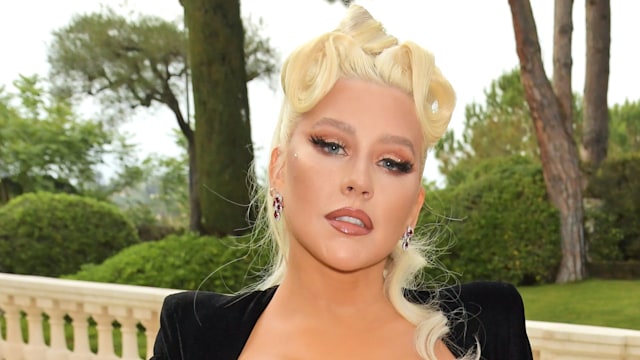 Christina Aguilera displays 40lbs weight loss in skintight pants and  plunging top – photos