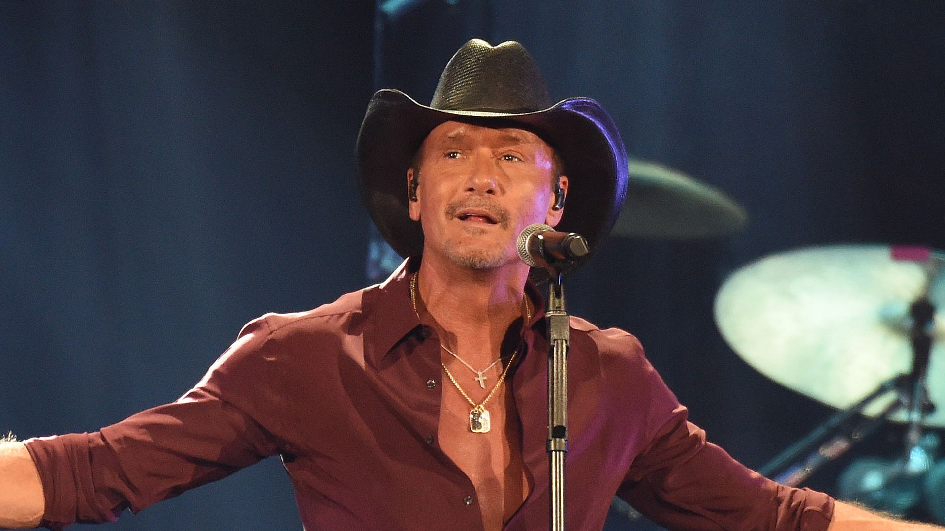 tim mcgraw arms out singing