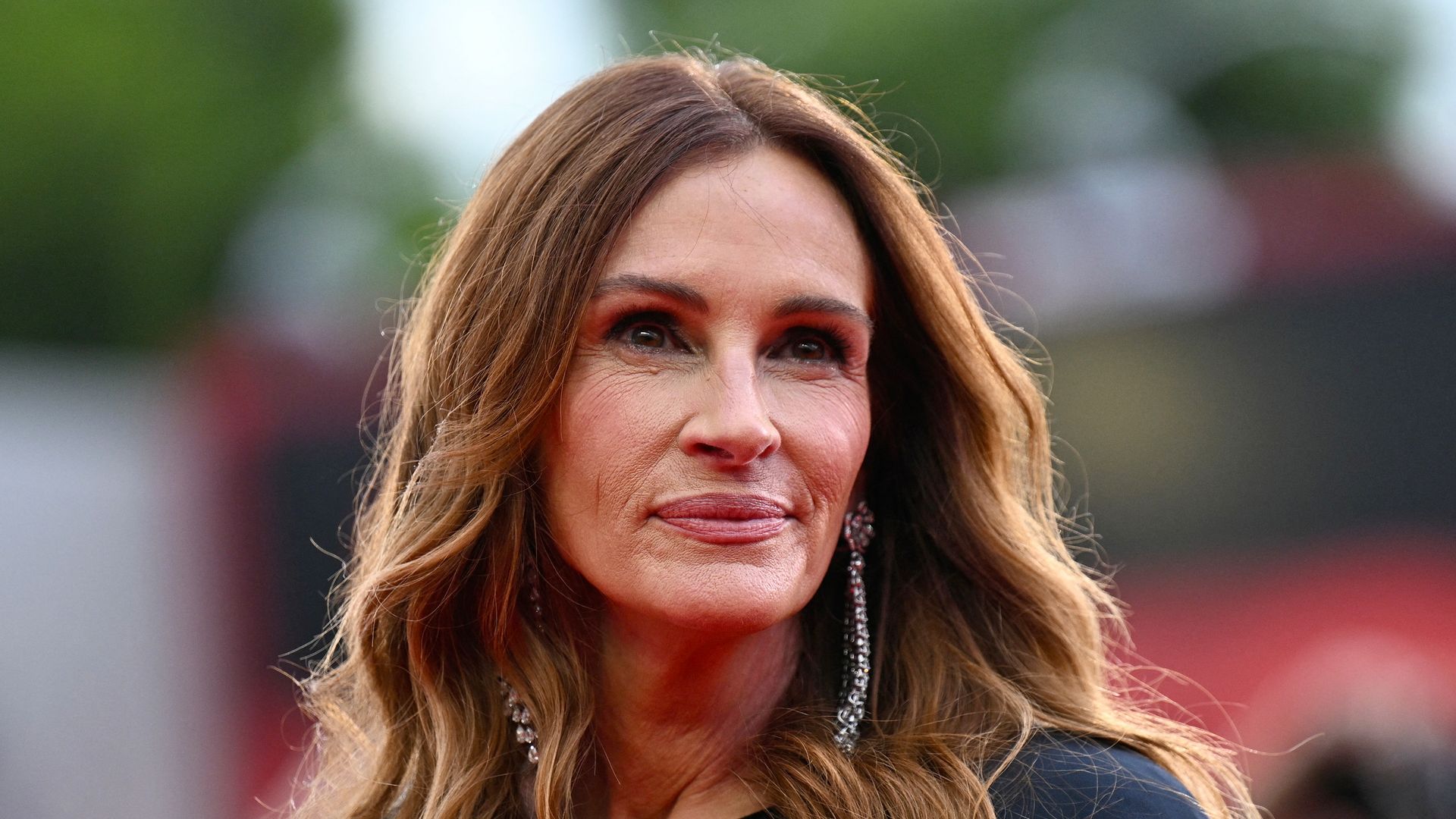 julia roberts black dress