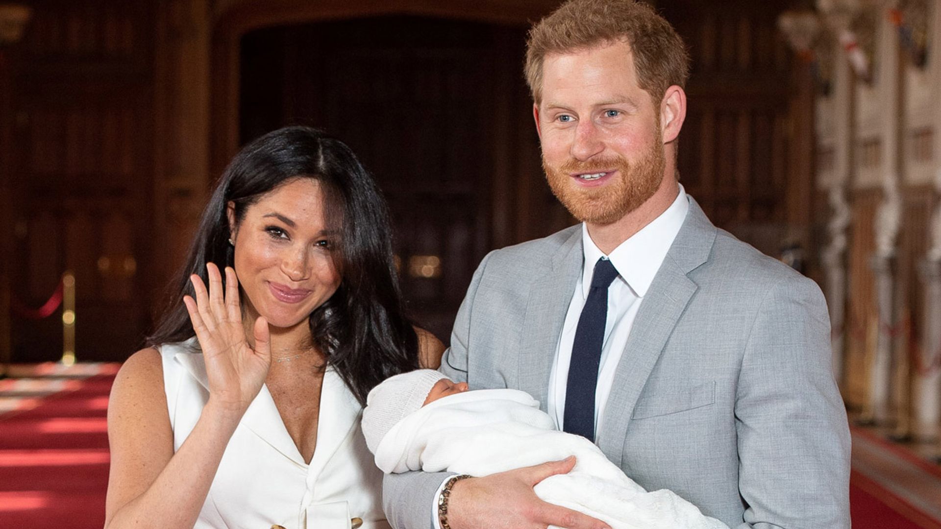 meghan markle with archie waving