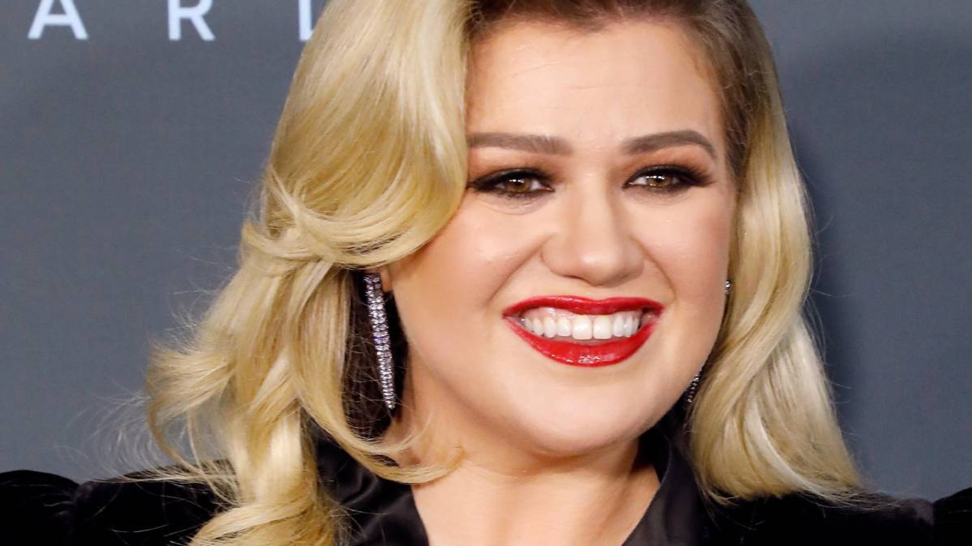 kelly clarkson jaw dropping video