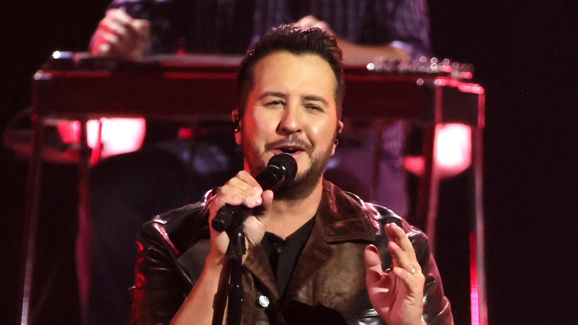 luke bryan singing on stage