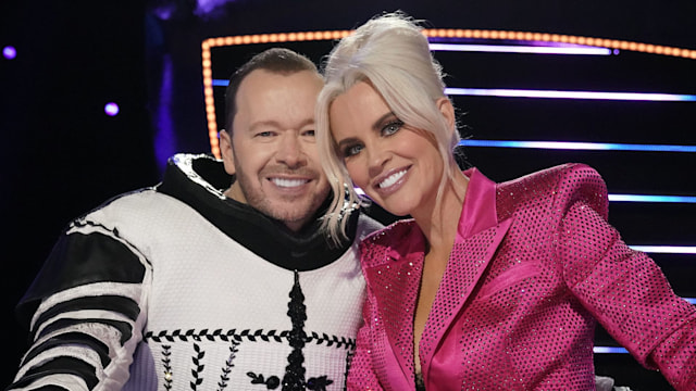  Donnie Wahlberg and Jenny McCarthy in the "Semifinals"episode of THE MASKED SINGER 