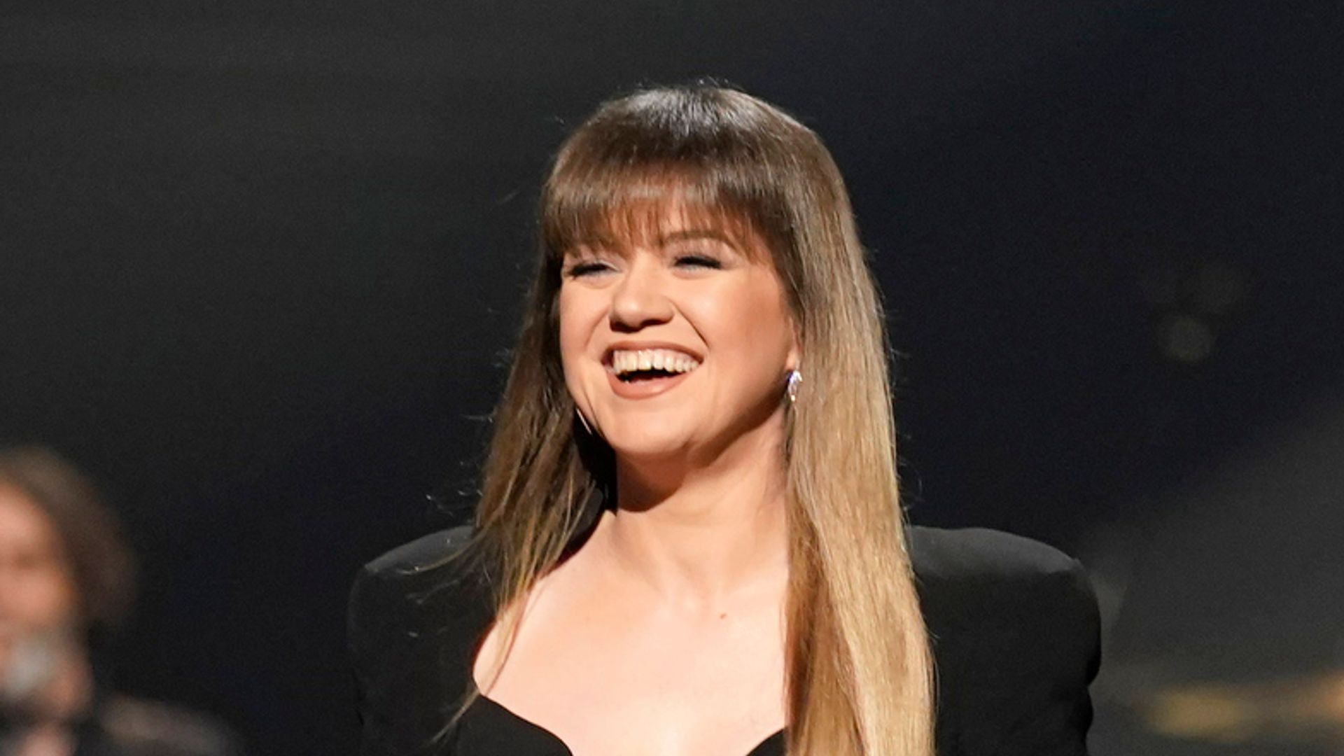 Kelly Clarkson’s waist-cinching baby pink dress earns rave reviews from fans