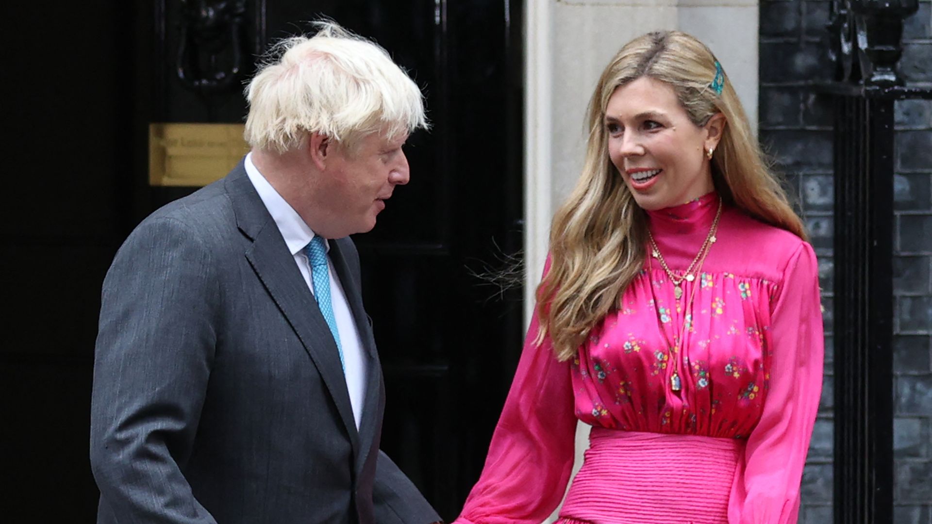 Britain's outgoing Prime Minister Boris Johnson (L) and his wife Carrie come out of Number 10 as Johnson prepares to deliver his final speech outside 10 Downing Street in central London on September 6, 2022, 
