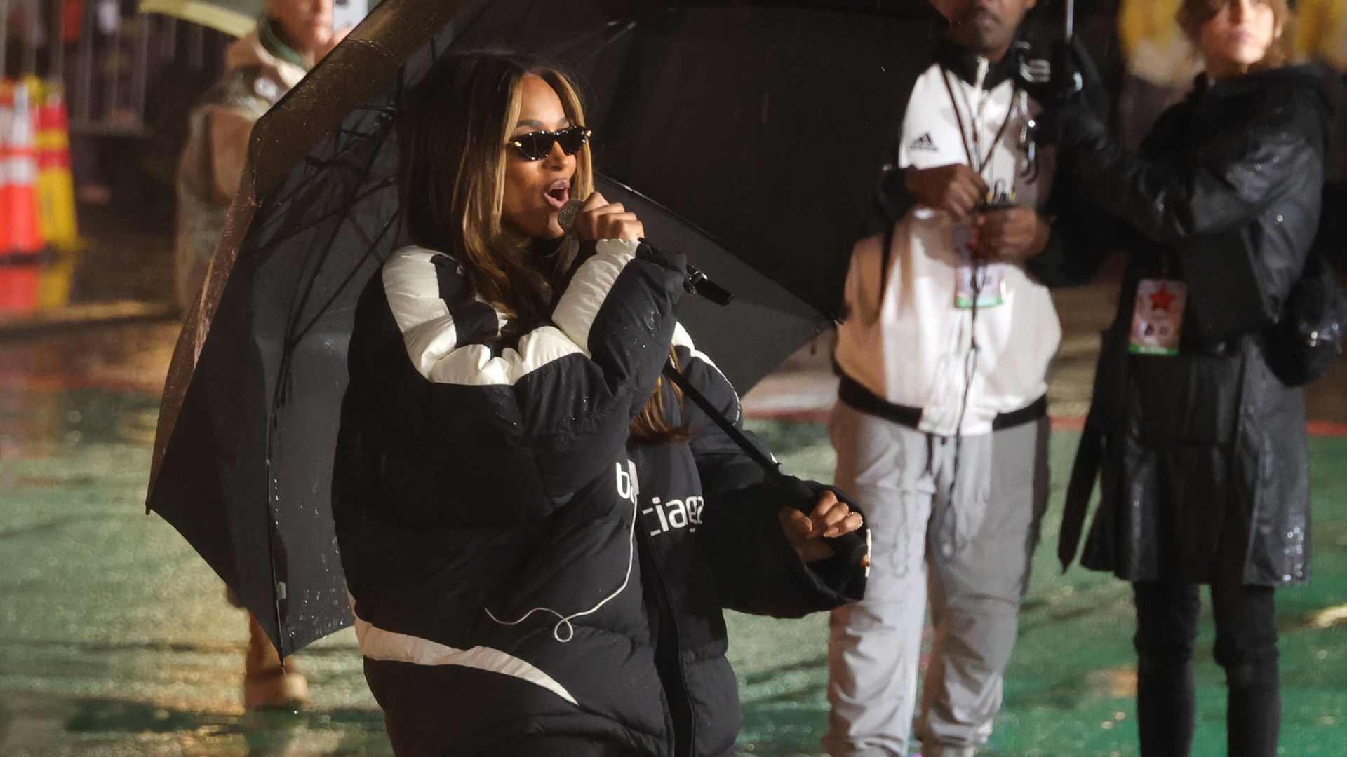 Which performers will be featured in the parade?