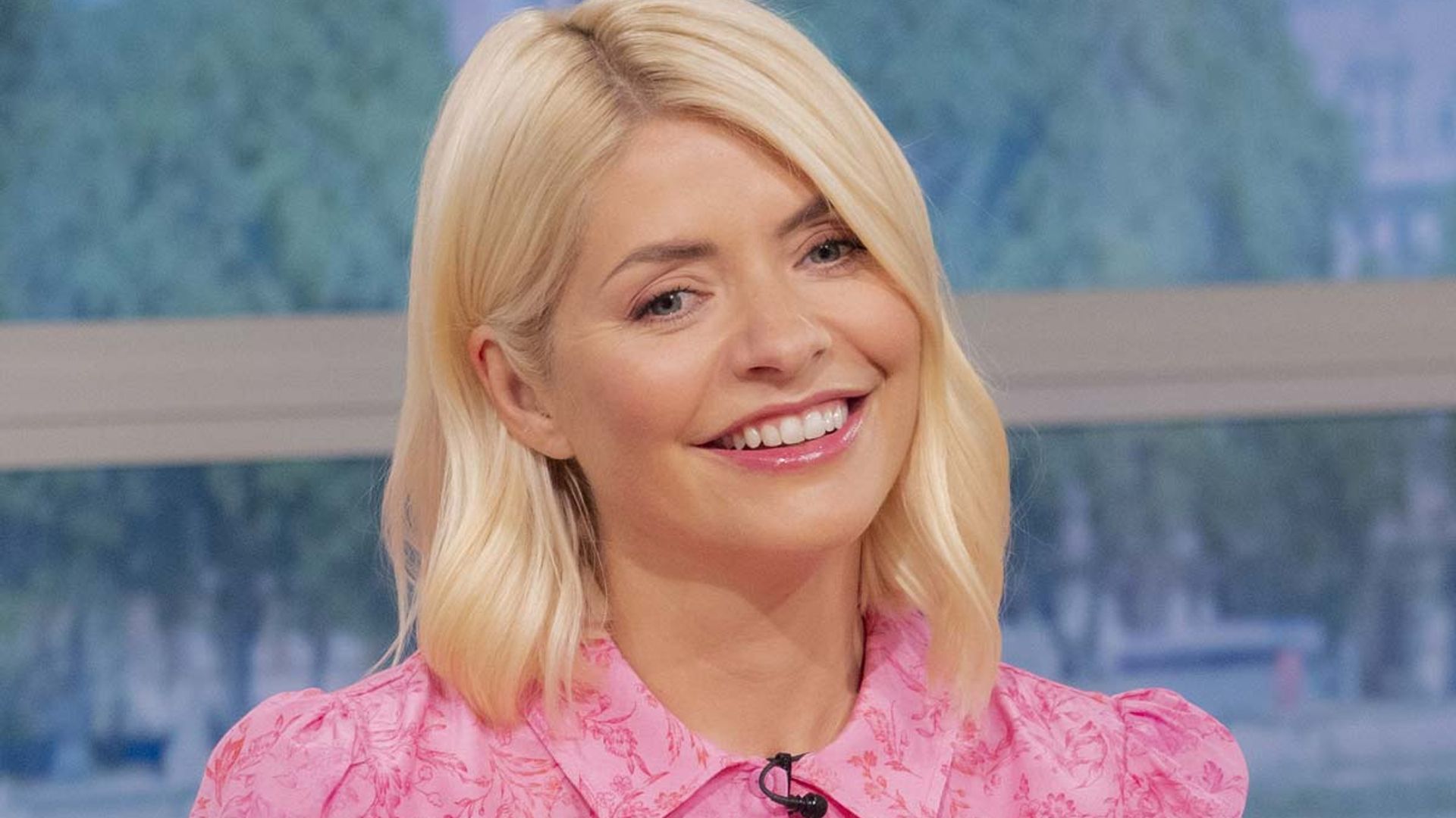 Holly Willoughby Makes An Entrance In Flirty Silk Dress And Wow Hello 9107