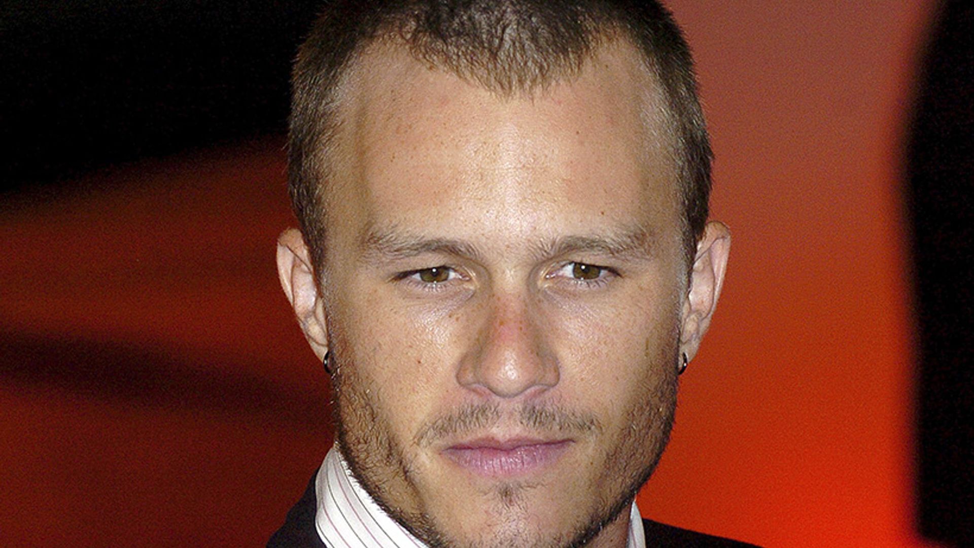 Перед звезд. Хит Леджер. Хит Леджер с короткой стрижкой. Heath Ledger 2004. Хит Леджер лысый.