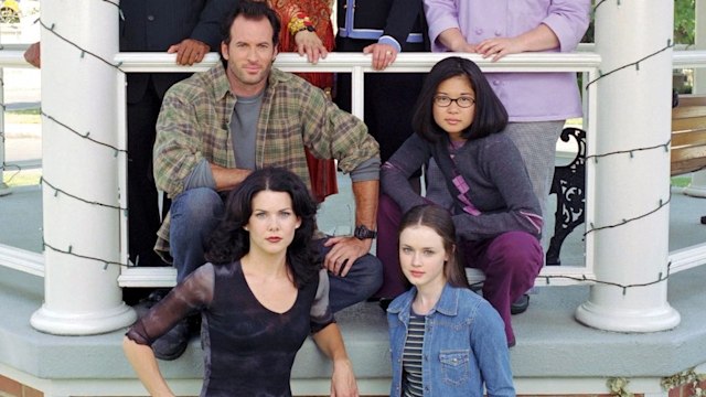 Cast of Gilmore Girls in the gazebo
