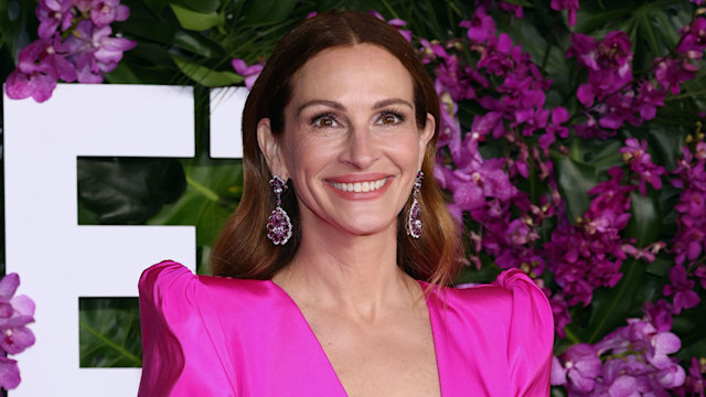 Julia Roberts attends the premiere of "Ticket To Paradise" in pink dress
