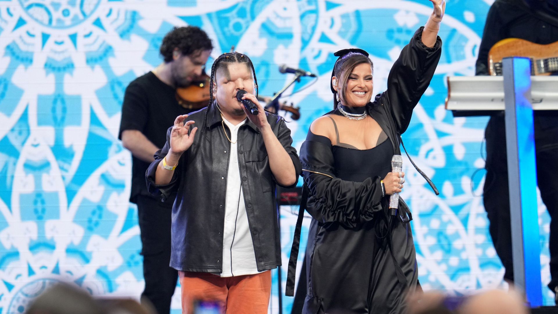 Mattmac performing with Nelly Furtado