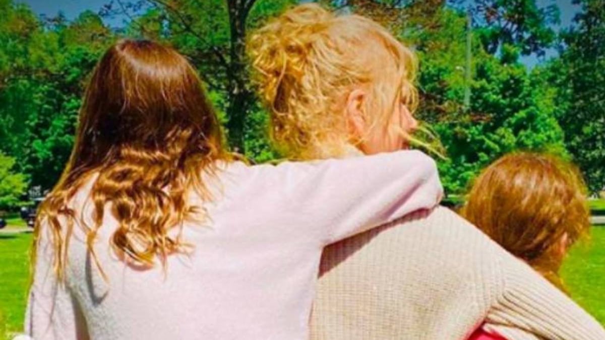 Nicole Kidman recovers from broken ankle inside her garden - see