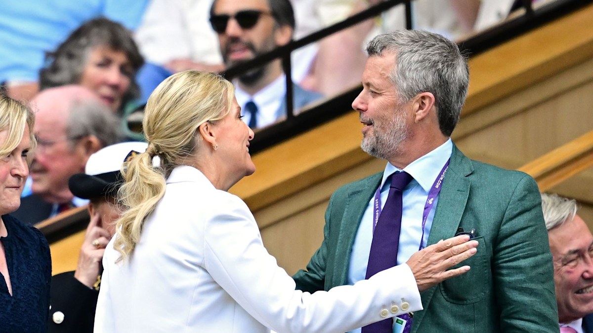 King Frederik greets Duchess Sophie with a kiss during joint outing