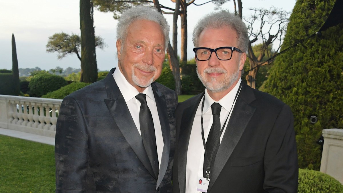 Inside Tom Jones' family life – from close bond with son Mark to sporty  grandaughter | HELLO!