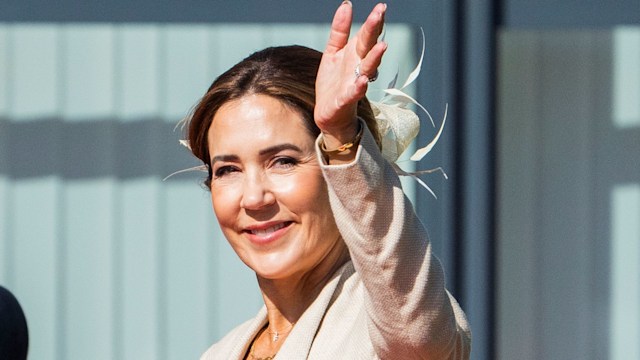  Queen Mary waving