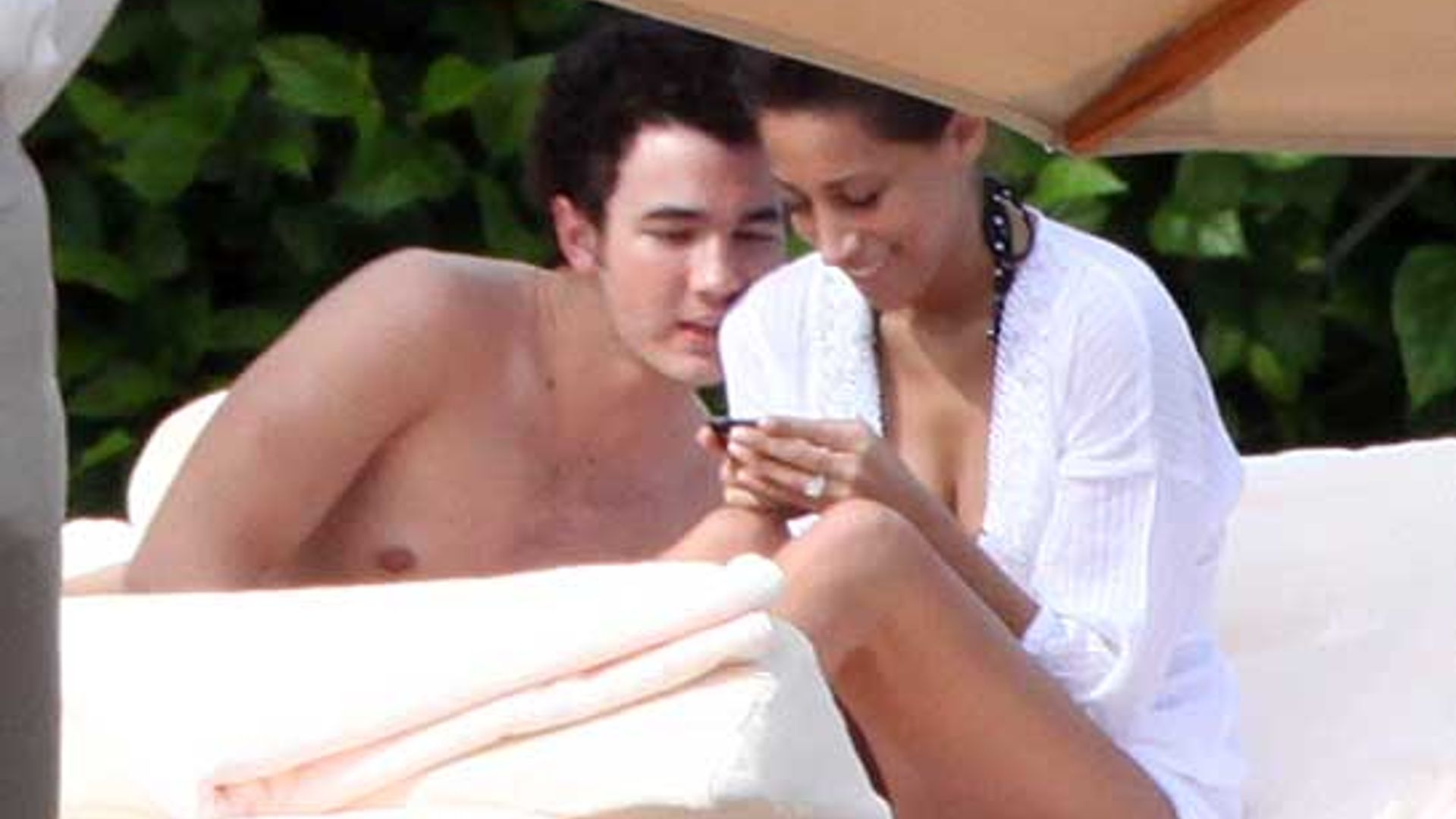 Kevin Jonas Engaged - Announcement sent directly to millions of