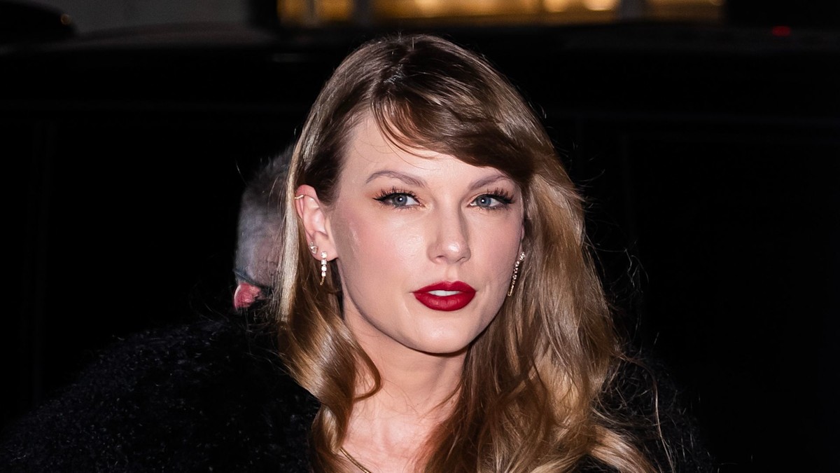 Taylor Swift rings in the New Year with passionate kiss from beau ...