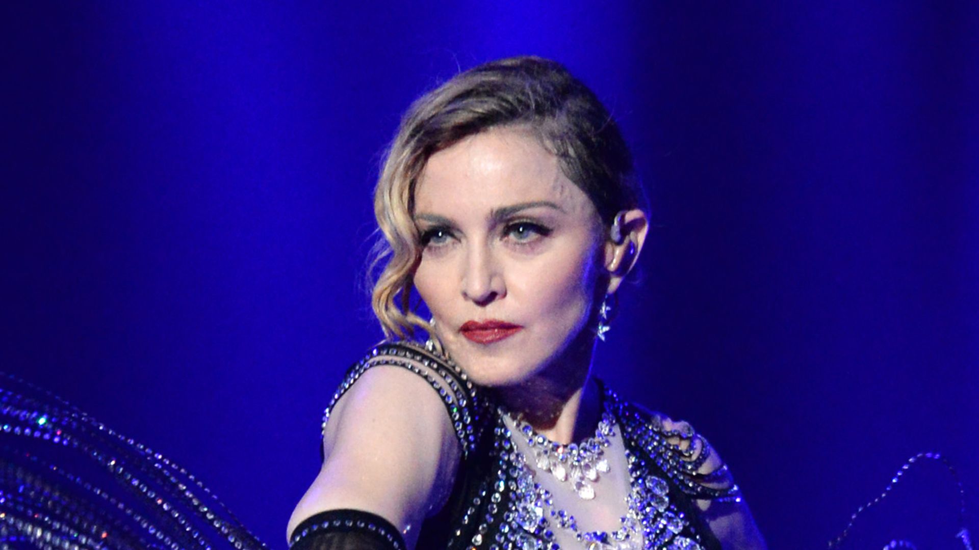 Мадонна пластические операции. Мадонна певица. Мадонна лучшие клипы. Madonna material girl обложка. Лучшие песни мадонны.