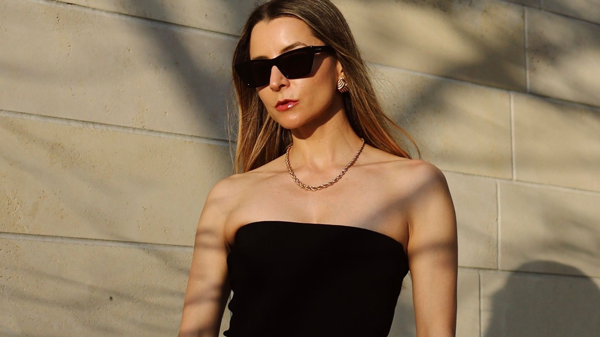 Julia Comil in a black and white dress