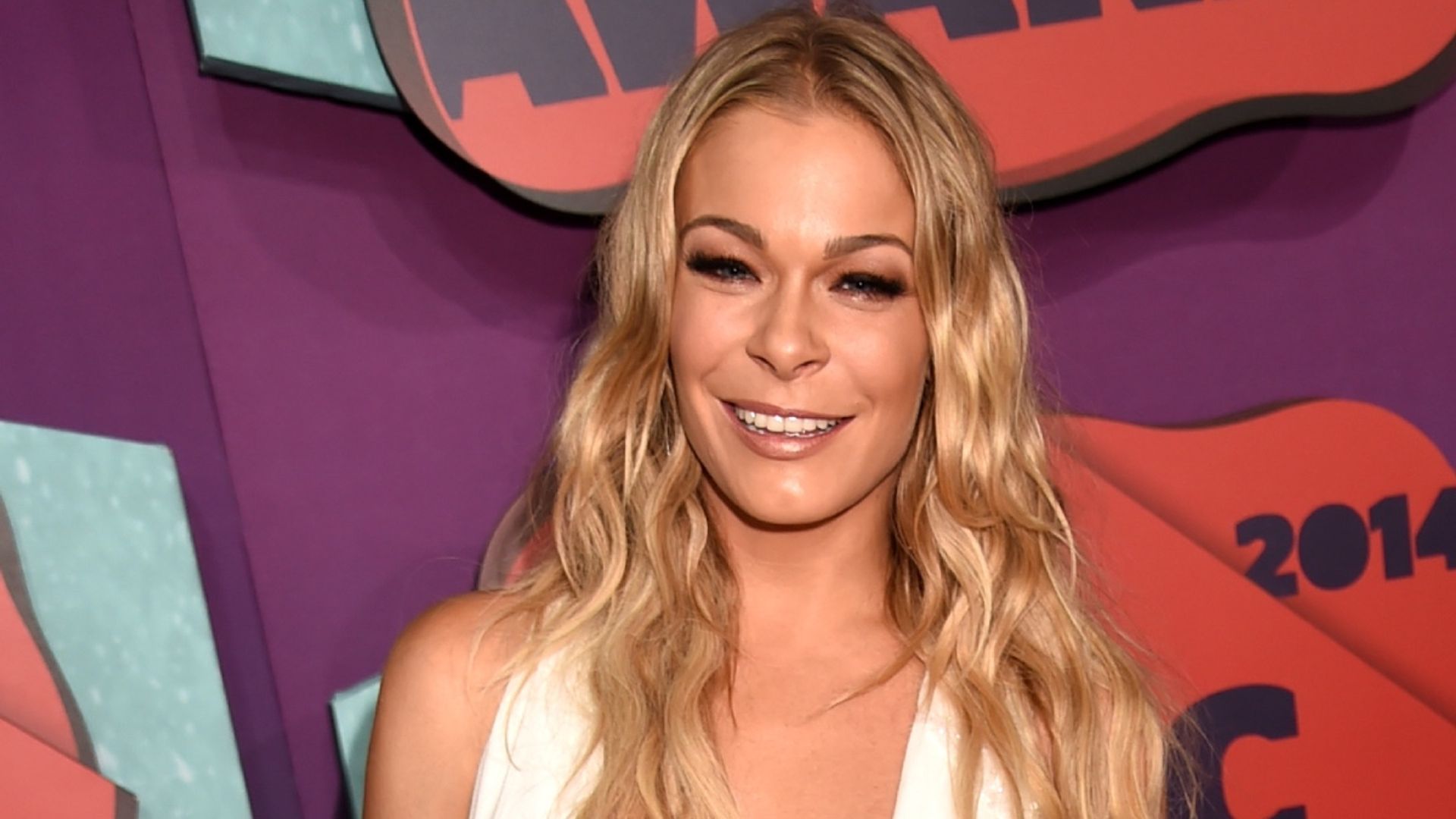 Leann Rimes Displays Very Toned Abs In Revealing Crop Tops In Show Of
