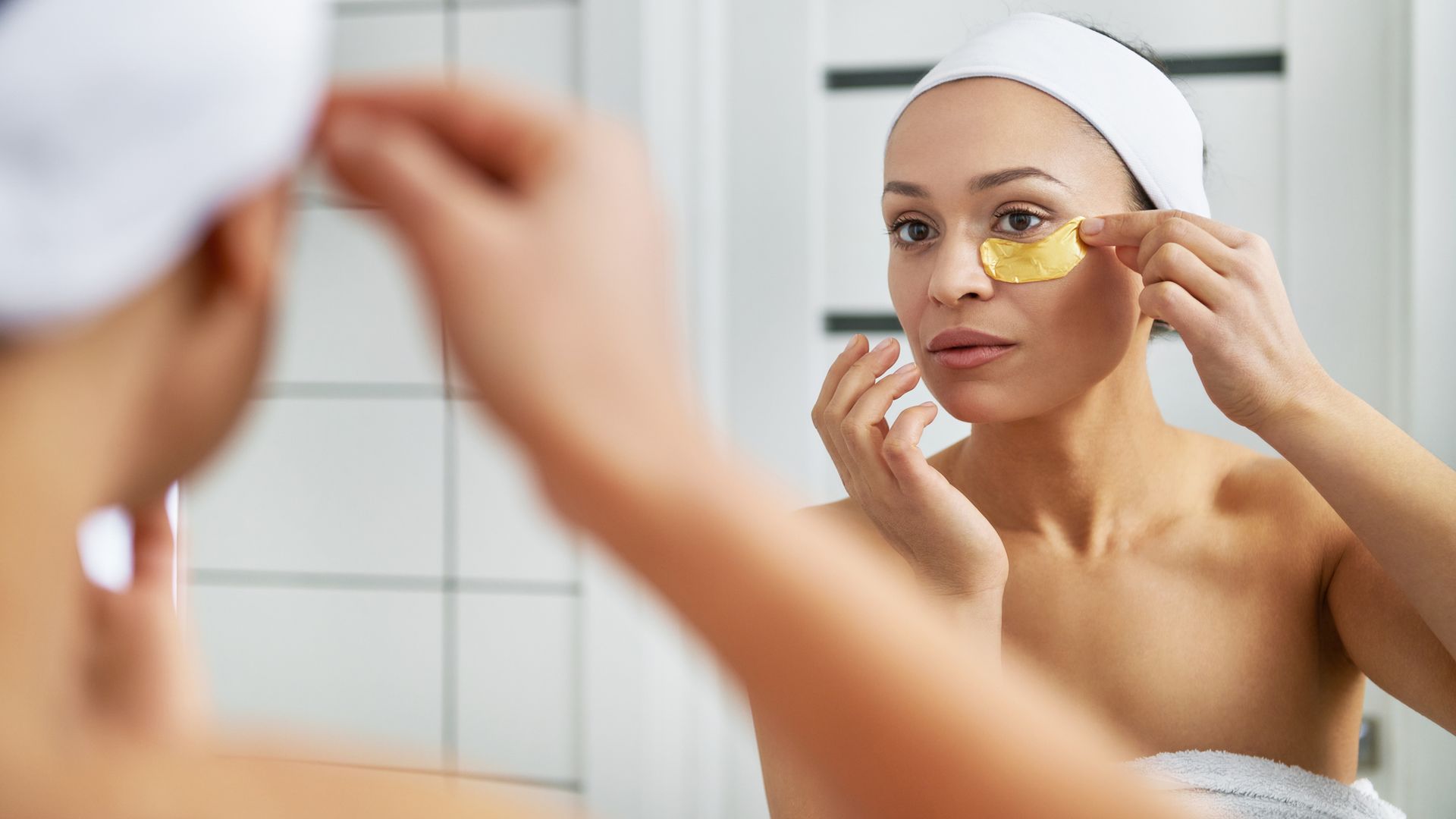 Shoppers say these de-puffing gold eye masks work 'instantly' and they're on sale