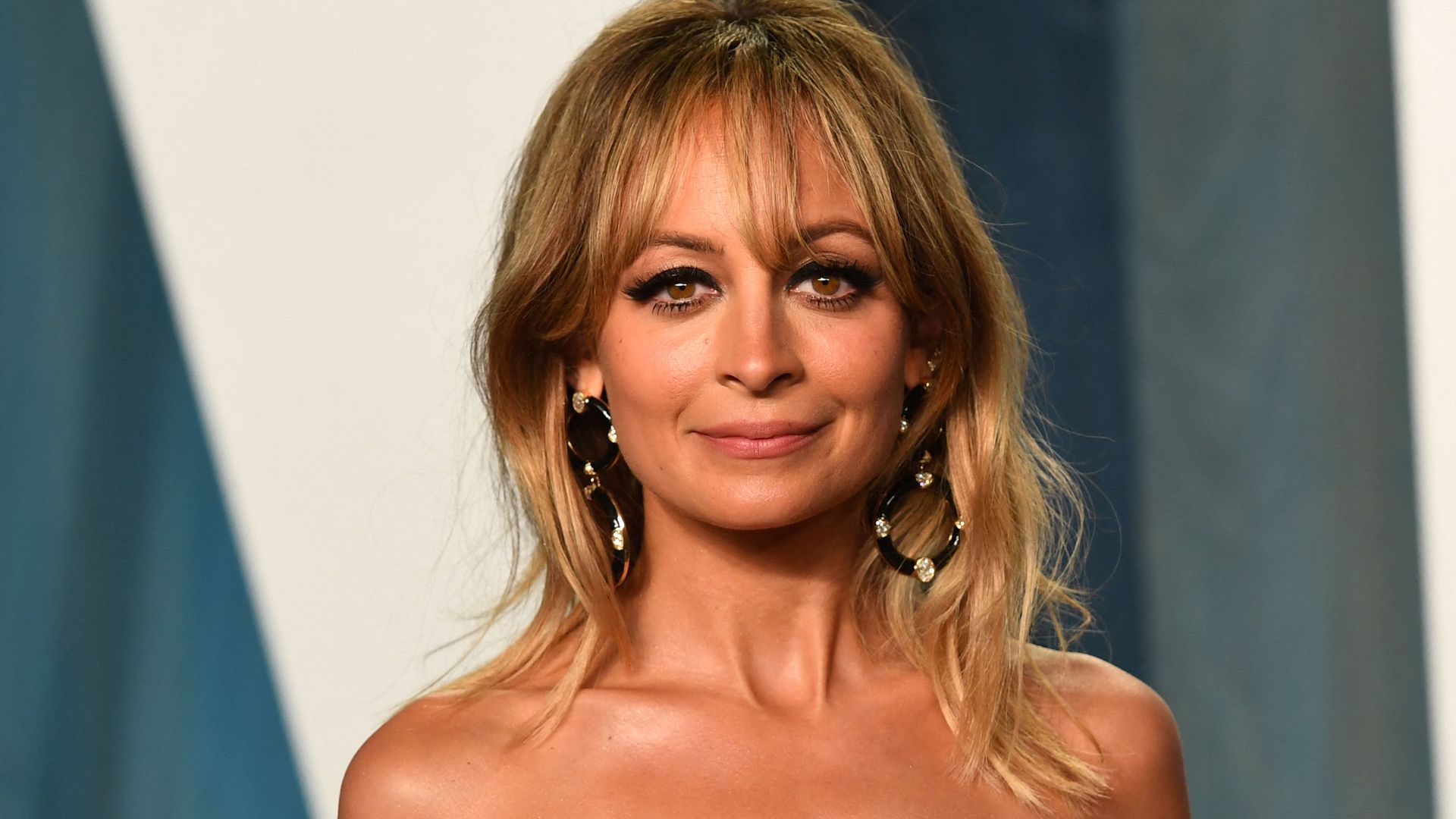 Nicole Richie in a black strapless dress at the 2022 Vanity Fair Oscar Party 