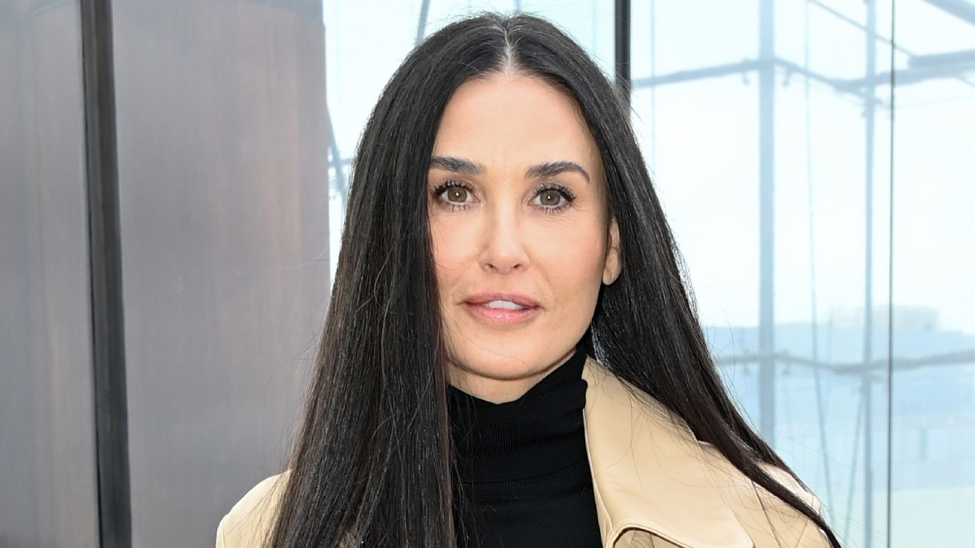 A 61 ans, Demi Moore prend la pose avec ses trois filles qui ont la  trentaine