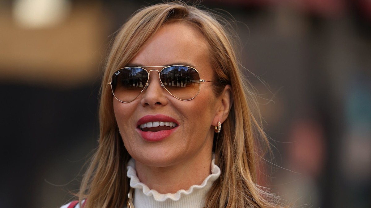 Amanda Holden sparks fan reaction with peachy pose in ultra-flattering ...