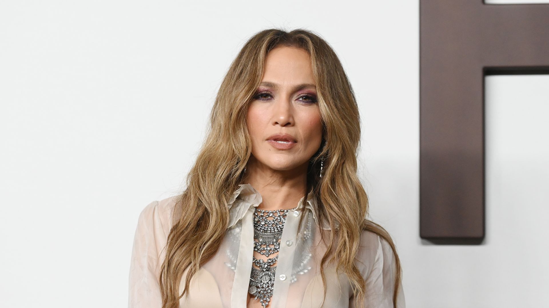 Jennifer Lopez shows off sculpted curves in figure-hugging jeans for ...
