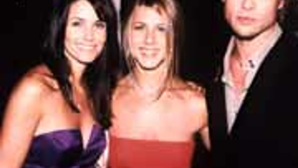 JENNIFER ANISTON EXPECTING HER FIRST CHILD | HELLO!