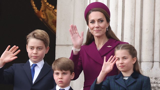 princess kate with kids on balcony 