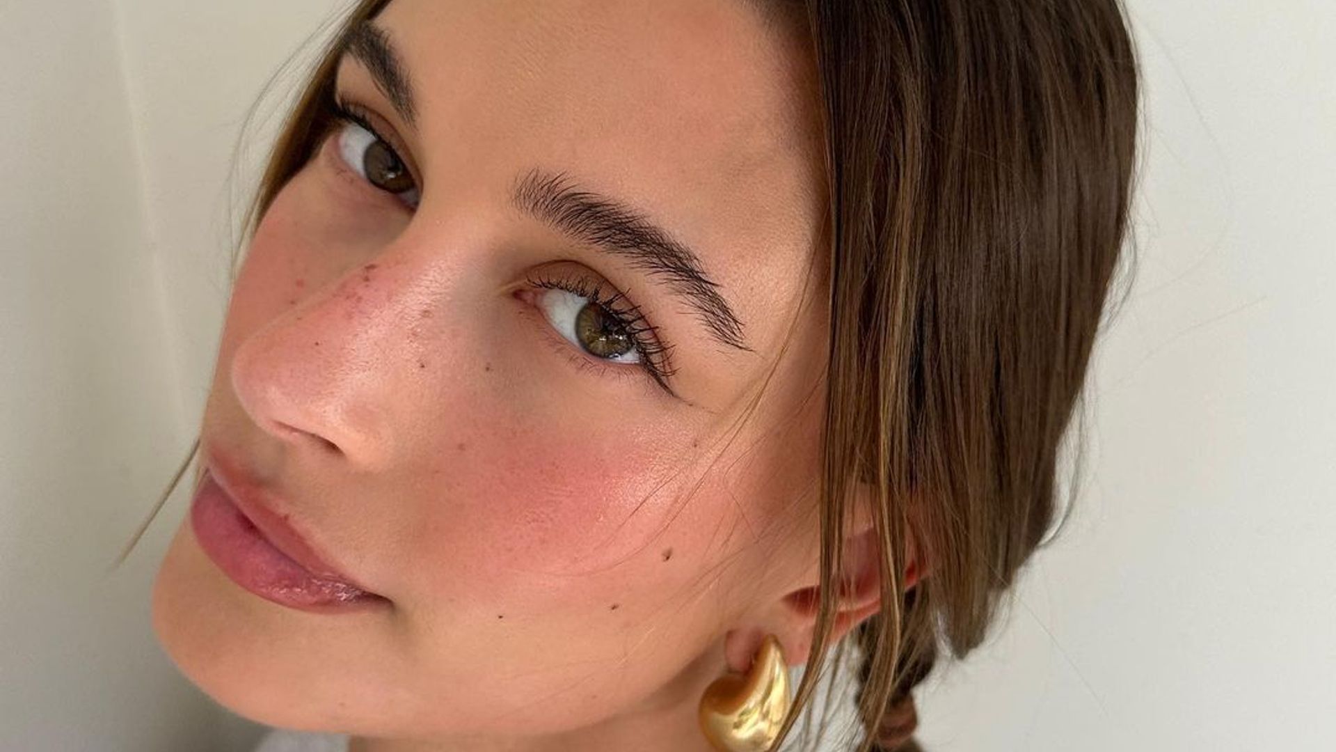 Hailey Bieber wears minimal makeup and fake freckles