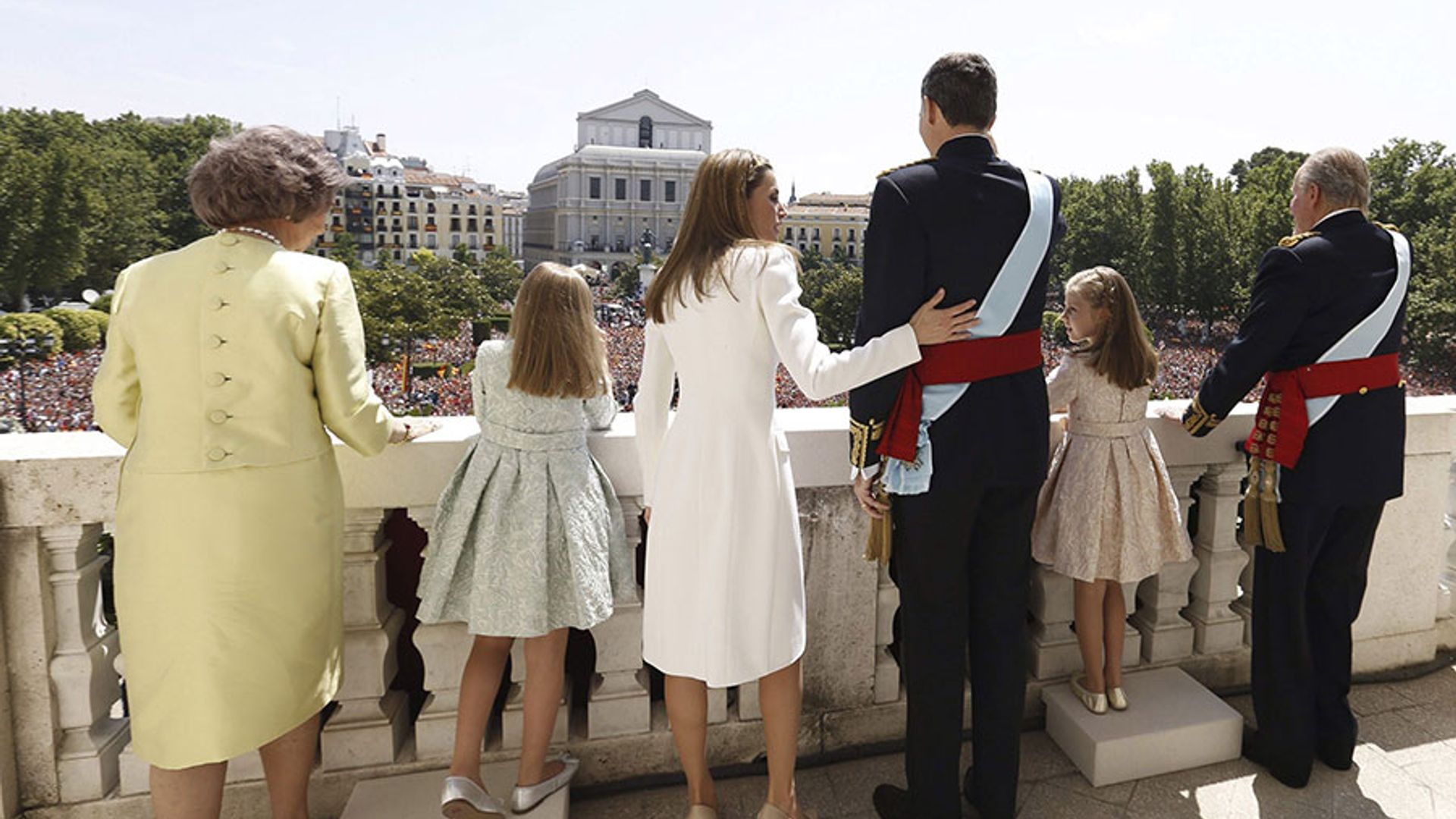 Newly crowned King Felipe VI and Queen Letizia of Spain kiss on royal balcony