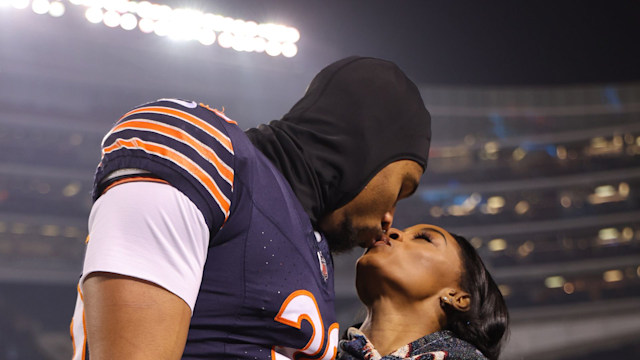 jonathan owens kissing simone biles at soldier field