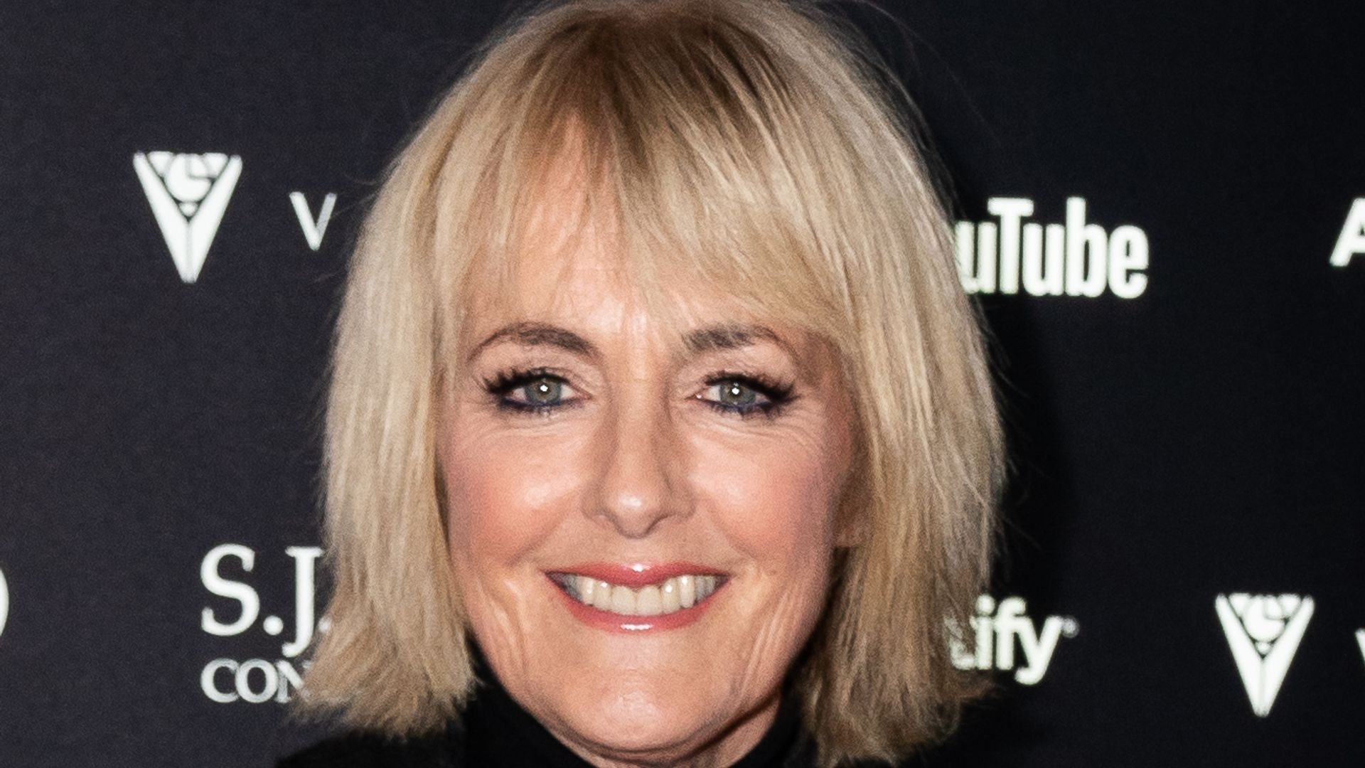 Loose Women's Jane Moore Floors Fans In Waist-cinching Flirty Dress ...