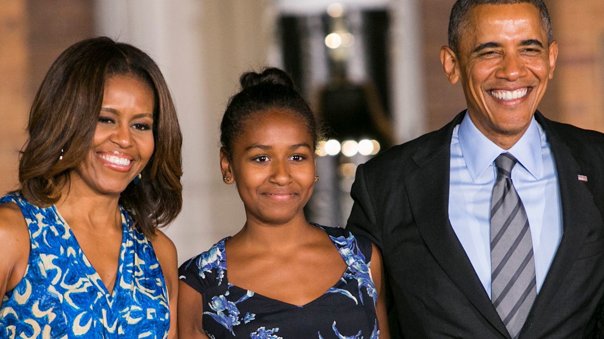 Sasha Obama turns 22 and she looks so different - see photos of Barack ...