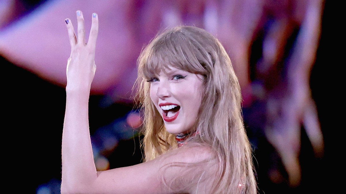 Taylor Swift shocks fans by bringing her ex-boyfriend out on stage for this special reason